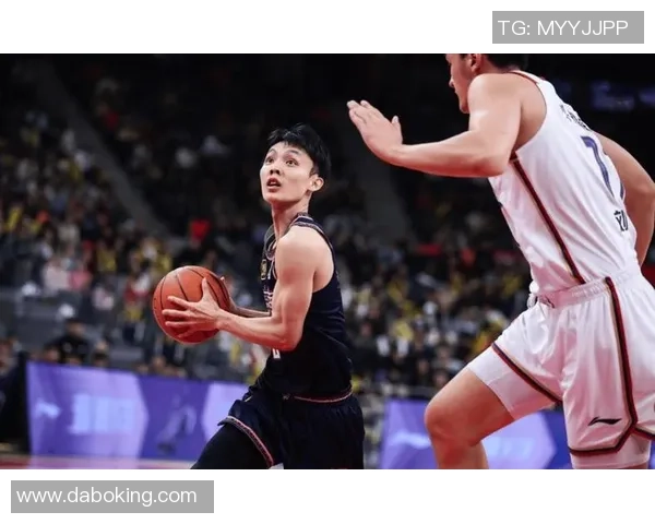 争议!徐杰被绊倒重摔倒地不起后回来更衣室 未吹违体杜锋暴怒